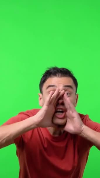 Hombre Gritando Por Alguien Con Una Camisa Roja Tiro Medio — Vídeos de Stock