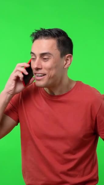 幸せな男は 携帯電話で話して 良いニュースを受信します 中発だ クロマグリーンの背景 — ストック動画