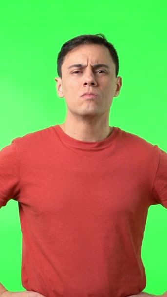 Geïsoleerde Serieuze Man Rood Shirt Tonen Gebarentaal Stopteken Kijken Naar — Stockvideo