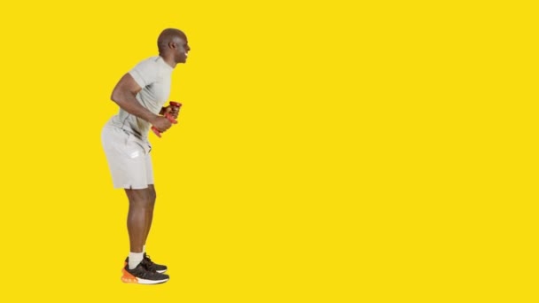 Video Studio Med Gul Bakgrund Rolig Sportig Afrikansk Man Dans — Stockvideo