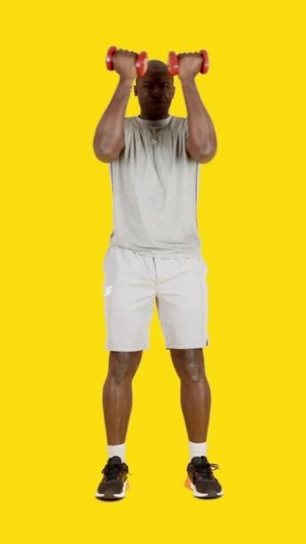 Відео Студії Жовтим Фоном Африканця Який Робить Вертикальні Грудні Вправи — стокове відео