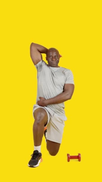Video Studio Med Gul Bakgrund Afrikansk Man Gör Triceps Förlängning — Stockvideo