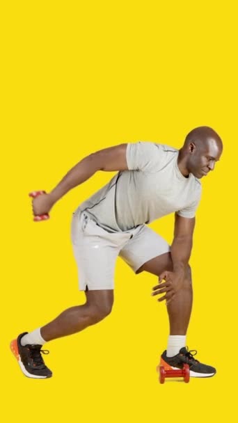 Видео Студии Жёлтым Фоном Африканского Спортсмена Делающего Упражнения Трицепсы — стоковое видео