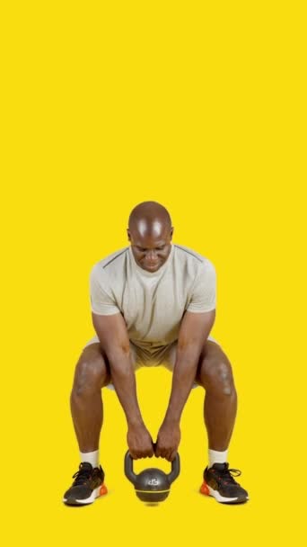 Βίντεο Στο Στούντιο Κίτρινο Φόντο Ενός Αφρικανού Αθλητικού Άνδρα Που — Αρχείο Βίντεο