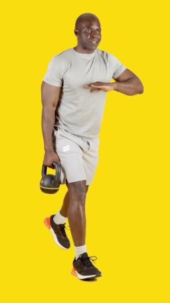 Video Studio Yellow Background African Sportive Man Doing Lunges Kettlebell — Stock Video