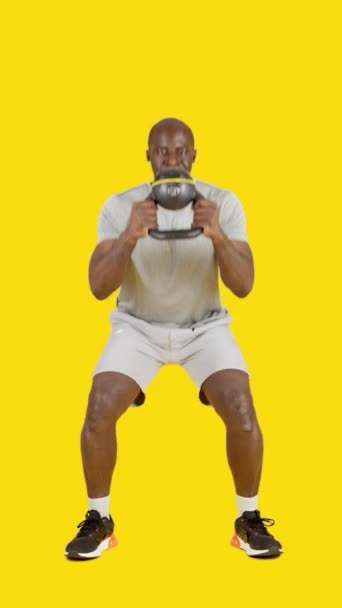 Video Studio Med Gul Bakgrund Sportig Afrikansk Man Gör Globet — Stockvideo
