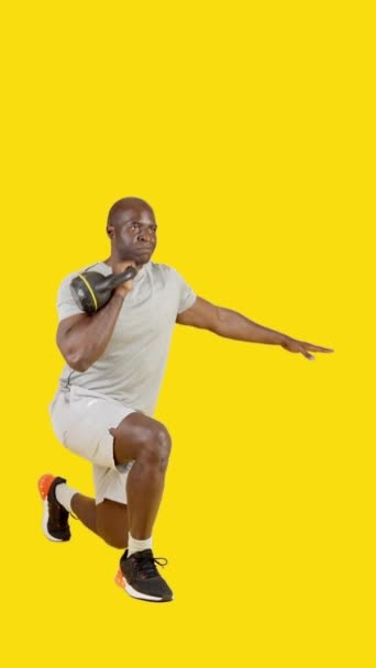 Video Studio Yellow Background Sportive African Man Doing Reverse Lunge — Stock Video