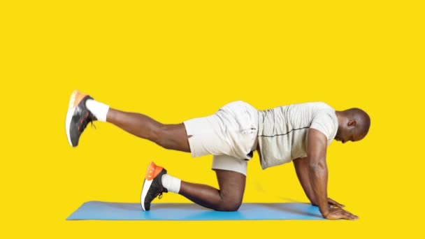 Video Studio Yellow Background Sportive African Man Doing Extended Glute — Stock Video