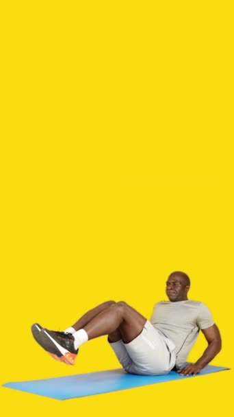 Wideo Studio Żółtym Tłem Afrykańskiego Silnego Człowieka Robi Nogi Podnieść — Wideo stockowe