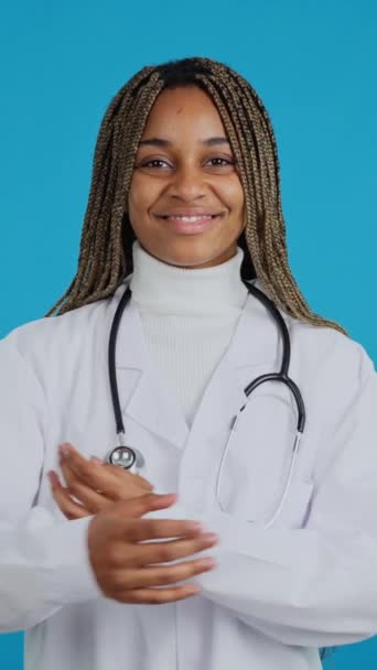 Video Fundal Albastru Femeie African Medic Zâmbind Camera — Videoclip de stoc