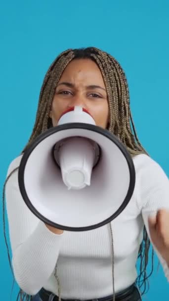 Видео Голубым Фоном Сердитой Африканской Женщины Протестующей Время Использования Громкоговорителя — стоковое видео