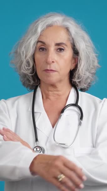 Studio Video Blue Background Mature Female Doctor White Lab Coat — Wideo stockowe