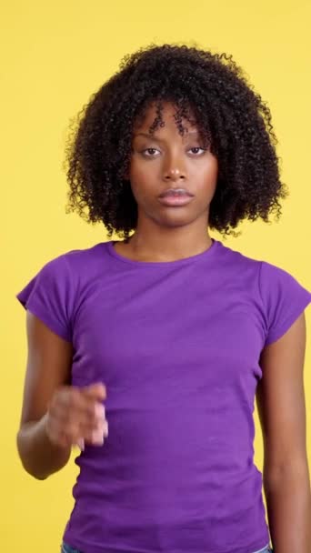 Женщина Африканскими Волосами Жестикулирует Отказом Студии Жёлтым Фоном — стоковое видео