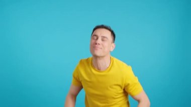 Stüdyoda bir muhbirin mavi geçmişiyle açıklamaması gereken bir şeyi açıklayan bir video var.