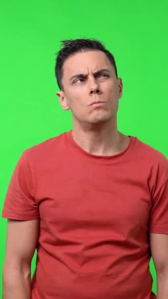 大切なことをするのを忘れてしまったことに気がつくからだ 赤いシャツ ミディアムショットで クロマグリーンの背景 — ストック動画