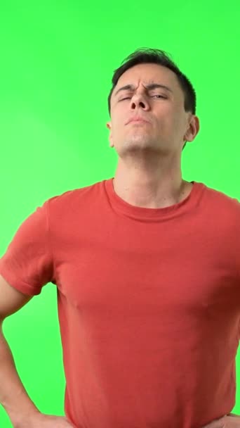 角質男で赤Tシャツ点滅目と実証親指ダウンしながら立ってクロマキー — ストック動画