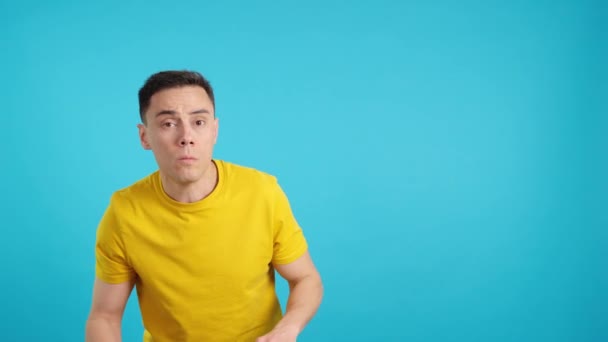 Video Studio Blue Background Surprised Man Stares Amazement Something Does — Stock Video