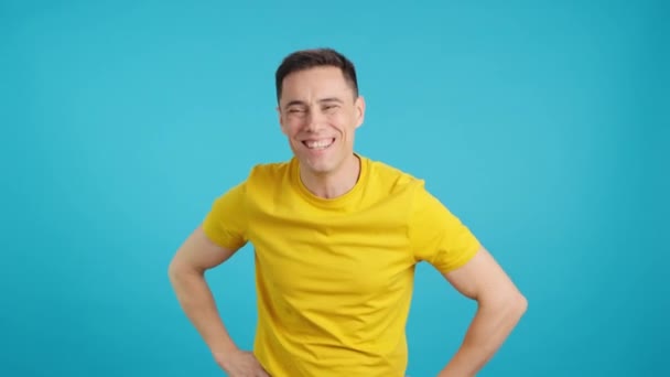 Video Estudio Con Fondo Azul Hombre Sonriente Cuenta Que Cometido — Vídeo de stock