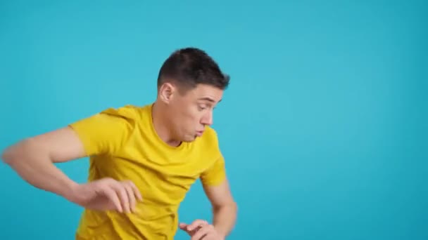 Vidéo Studio Avec Fond Bleu Homme Caucasien Heureux Fou Dansant — Video