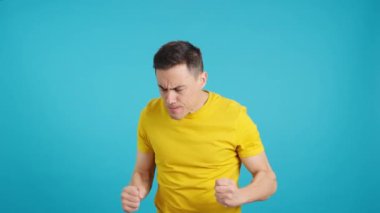 Stüdyoda kötü bir adamın mavi arka planına sahip bir video var.