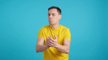 Stüdyoda, iyi yapılmış bir şeyi alkışlayan bir adamın mavi arkaplanlı videosu var. Çerçeve boş başlar, adam aşağıdan görünür ve altta kaybolur..