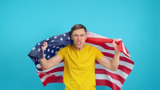 Videoclip Studio Fundal Albastru Unui Bărbat Care Dansează Încurajează Steag — Videoclip de stoc