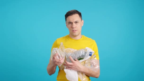 Video Studiu Modrým Pozadím Seriózního Muže Držícího Odpadky Plasty Potřásající — Stock video