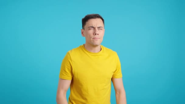 Video Studio Blue Background Man Shaking His Head Looking Camera — Stock Video