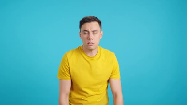 Video Estudio Con Fondo Azul Hombre Con Resfriado Sonándose Nariz — Vídeo de stock