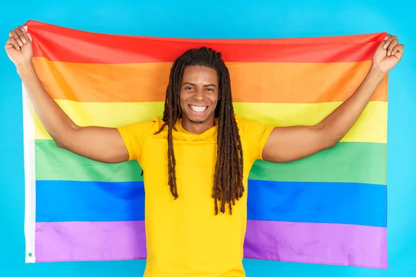Feliz Hombre Latino Con Rastas Levantando Una Bandera Arco Iris Fotos De Stock