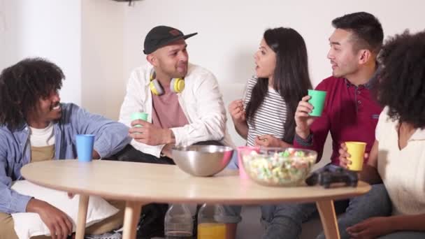 Відео Повільного Руху Групи Багатоетнічних Друзів Спілкуються Сміються Разом Вдома — стокове відео