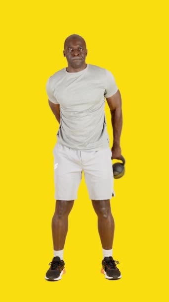 一个身强力壮的非洲男子带着水壶在世界范围内做运动的黄色电影制片厂 — 图库视频影像