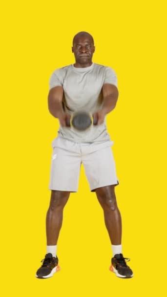 Vídeo Estúdio Com Fundo Amarelo Homem Africano Fazendo Exercícios Elevação — Vídeo de Stock