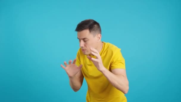 Stüdyoda Sinirli Yetişkin Bir Adamın Tırnaklarını Yediği Mavi Arka Planı — Stok video