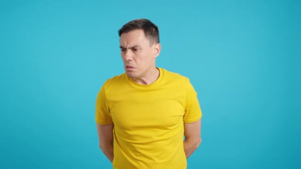 Stüdyoda Mavi Arka Planı Olan Bir Adam Koltukaltı Koktuğu Için — Stok video