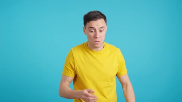 Video Studiu Modrým Pozadím Muže Stojící Špatným Zápachem Dechu — Stock video