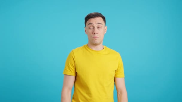 Video Ateliéru Modrým Pozadím Muže Posměšně Gestikulujícího Ignorujícího Navrženo — Stock video