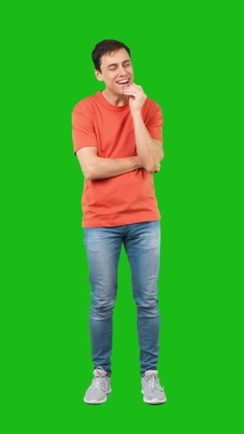 Günlük Giysiler Içinde Mutlu Bir Erkek Omuzlarını Sarıyor Yeşil Arka — Stok video