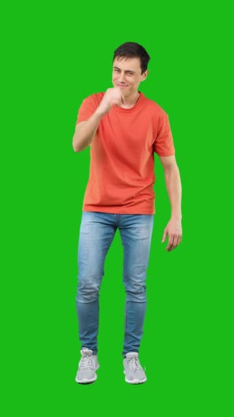 Hombre Cuerpo Completo Confiado Jeans Camiseta Naranja Mirando Cámara Apretando — Vídeos de Stock