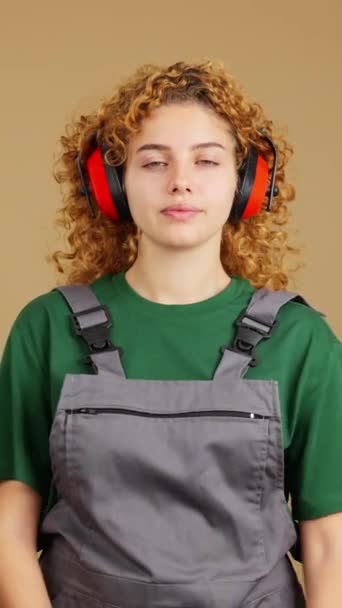 Studio Video Woman Curly Hair Carpentry Worker Tools Work Uniform — Vídeo de Stock