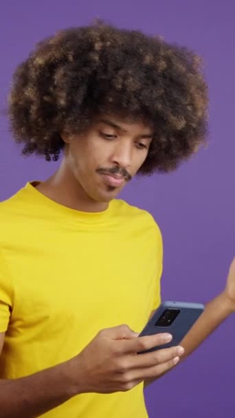 African Man Curly Hair Gesturing Worried While Using Mobile Studio — 비디오