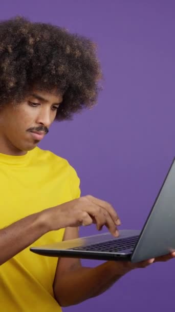 African Man Laptop Gesturing Problem Studio — Stock videók