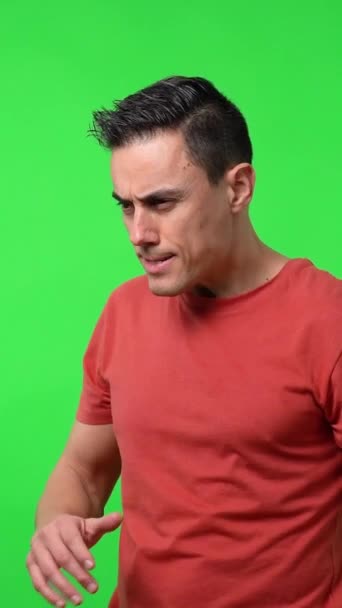 Homem Mau Está Pensar Num Plano Com Uma Camisa Vermelha — Vídeo de Stock