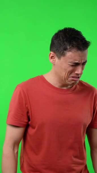 Homem Ofendido Chorar Que Não Quer Falar Com Uma Camisa — Vídeo de Stock
