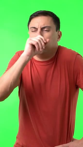 Hombre Camiseta Casual Hablando Mientras Comienza Toser Ponerse Una Máscara — Vídeos de Stock