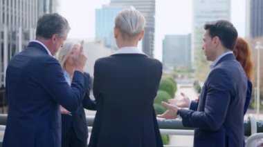 Öfkeli bir iş kadınının sokakta çalışanları azarlamasının yavaş çekim videosu.