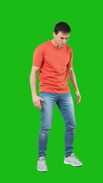 Uzun Boylu Kendine Güveni Tam Bir Erkek Yeşil Arka Planda — Stok video