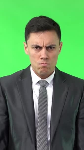Resmi Giyinmiş Kızgın Erkek Tatminsizliğini Ifade Ederken Dudaklarını Büzüyor Yüzünü — Stok video