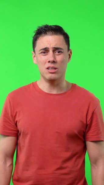 Hombre Abatido Después Llorar Desesperadamente Con Una Camisa Roja Tiro — Vídeos de Stock