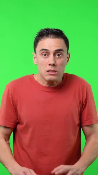 Человек Смотрит Заставляет Нервничать Кусать Ногти Нервах Красной Рубашке Средний — стоковое видео